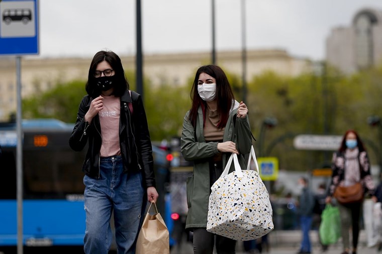 Κορονοϊός: Εφιάλτης με 7.335 νέα κρούσματα
