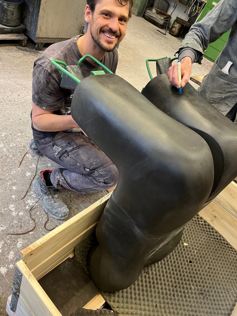 Ο Albert Oehlen κάνει σύγχρονη τέχνη σε χαρτί και έναν αλουμινένιο Ömega Man