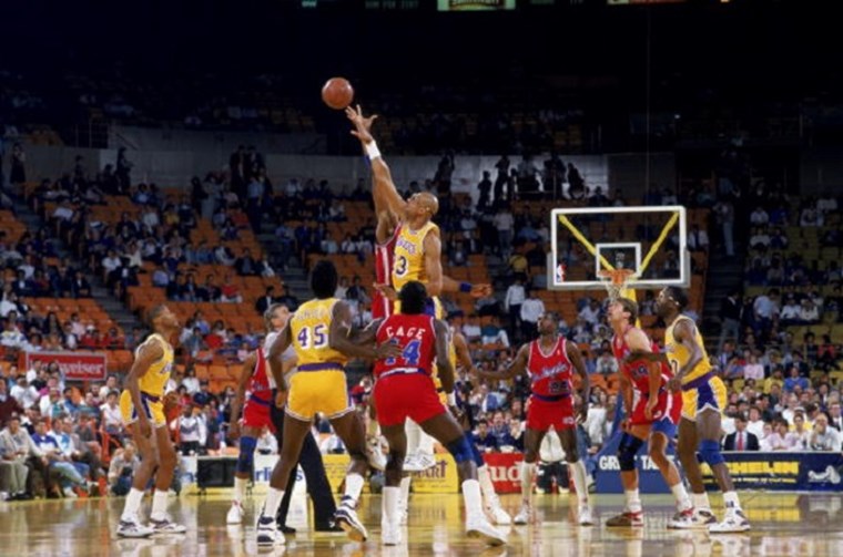 Οι Clippers μόλις αγόρασαν την ιστορική έδρα των Lakers