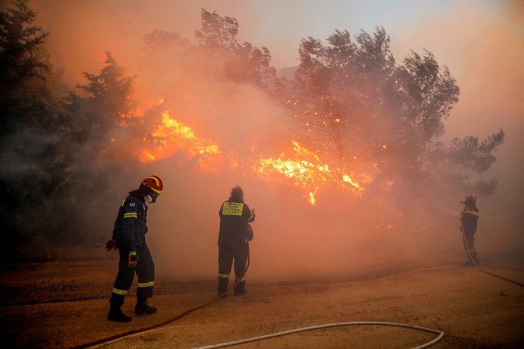 10+1 συγκλονιστικές φωτoγραφίες του Reuters από τις πυρκαγιές στην Αττική