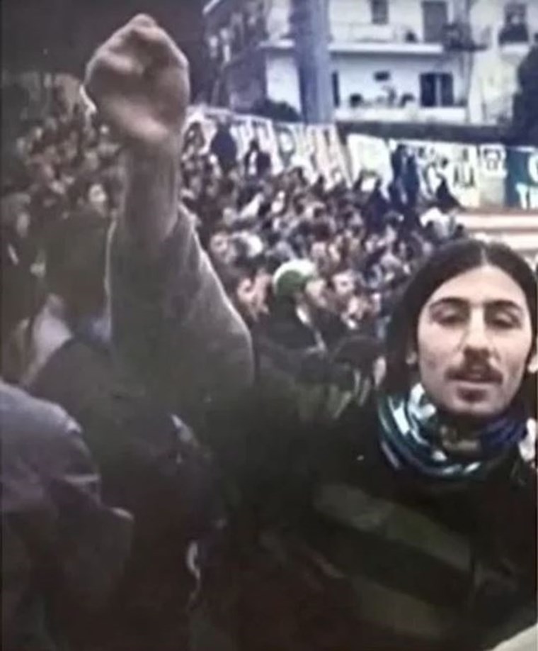 Aγνώριστος o Νίκος Ανδρουλάκης, με μακρύ μαλλί και κασκόλ του Παναθηναϊκού στα 19 του χρόνια