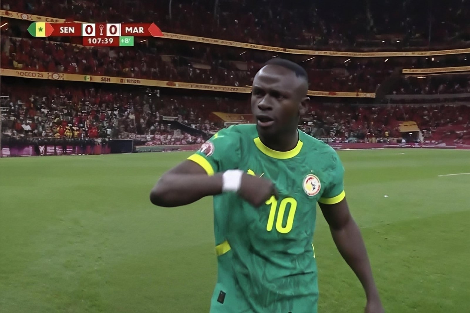 Ο Μανέ ζητάει από τους συμπαίκτες του να γυρίσουν πίσω.