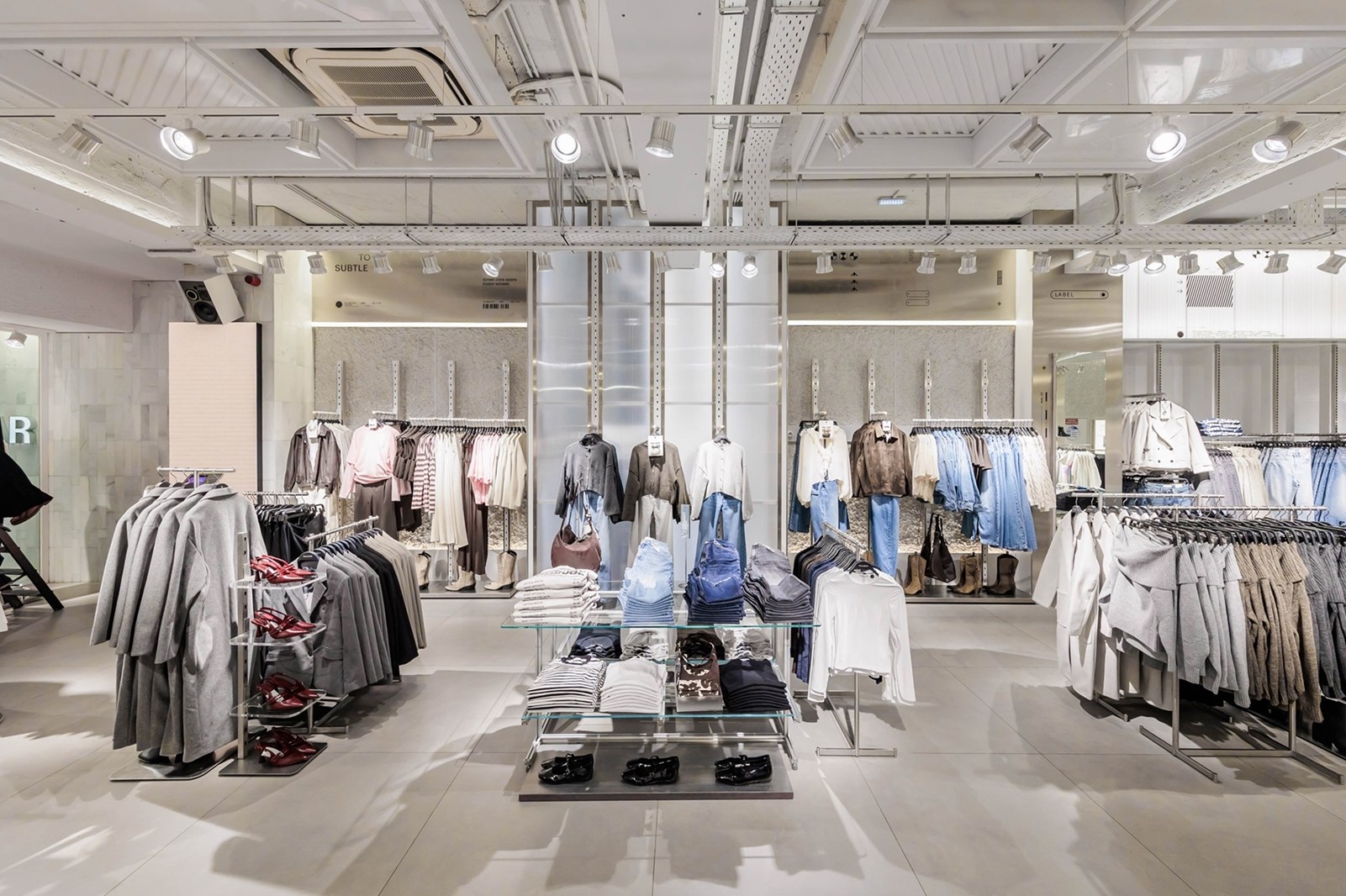 Η Pull&Bear επαναλειτουργεί το flagship κατάστημά της στην Αθήνα