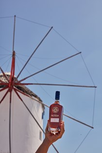 Πώς είναι να εξερευνάς τις Κυκλάδες μαζί με το κορυφαίο ελληνικό spirit