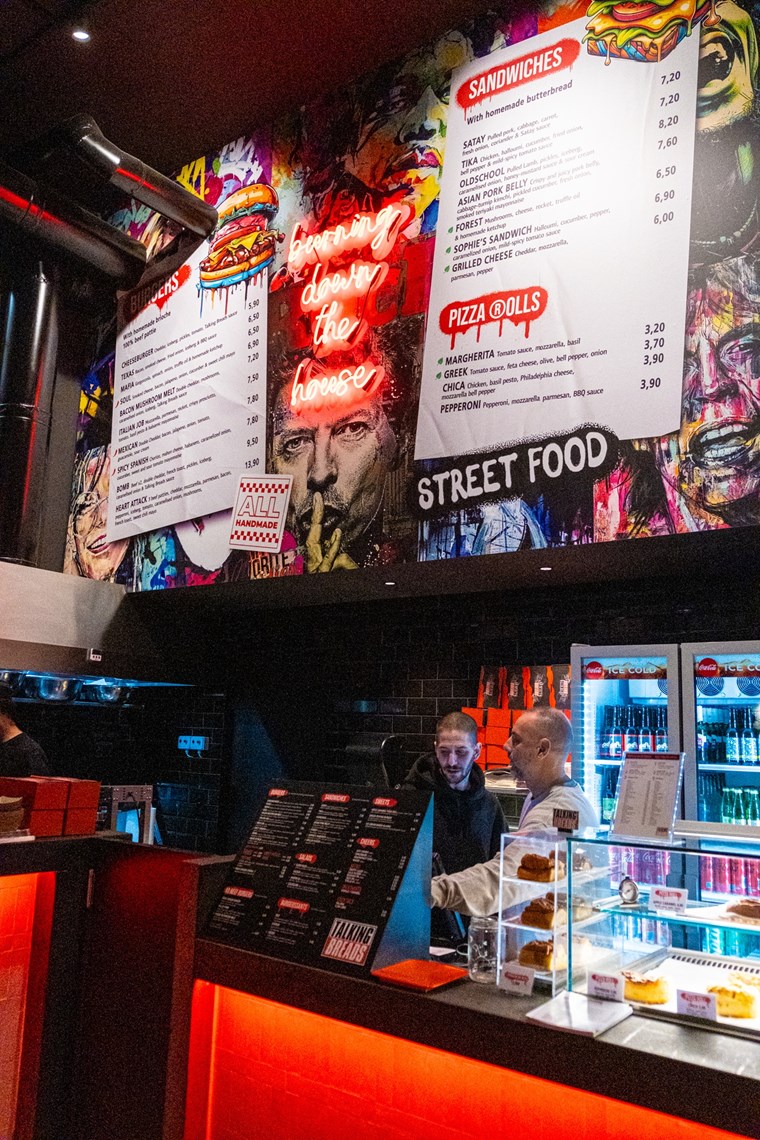 Πληθωρικά burgers, λαχταριστά σάντουιτς και φίνο street food: Νέο Talking Breads στο Σύνταγμα