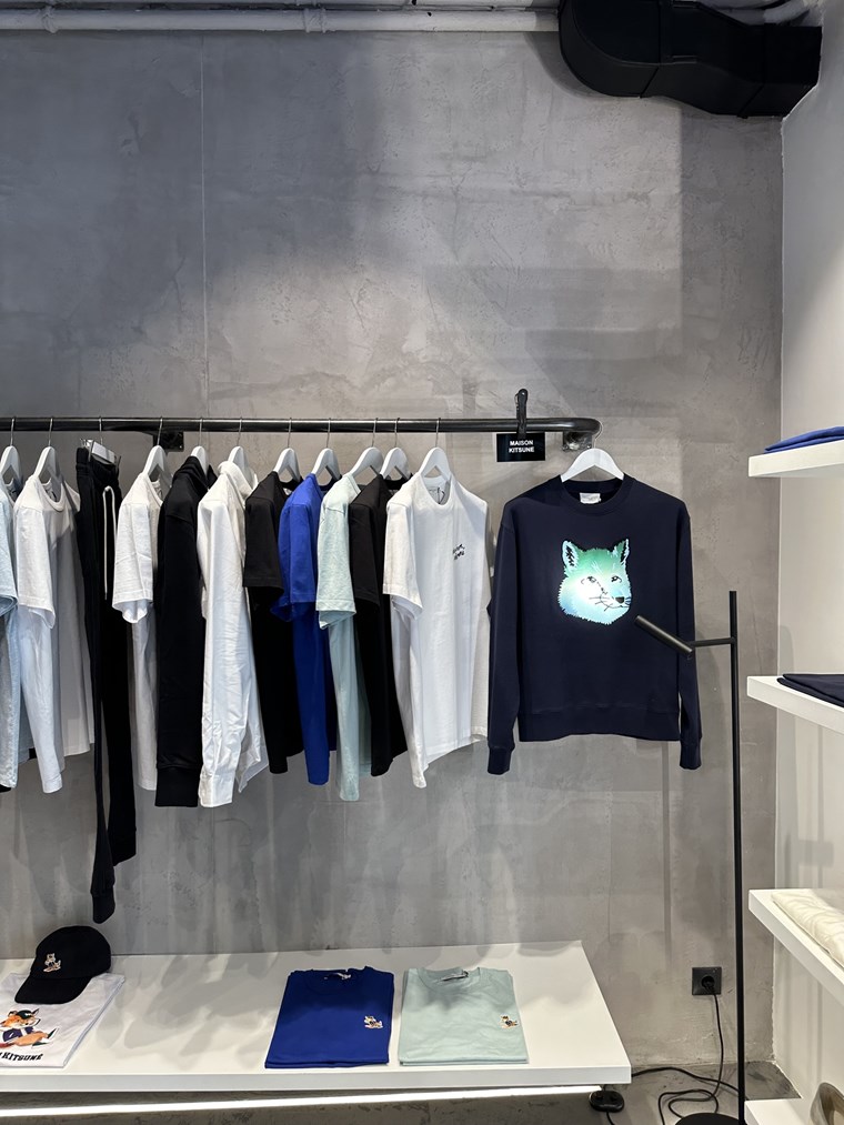Η πρεσβεία του smart casual επιστρέφει στο Κολωνάκι