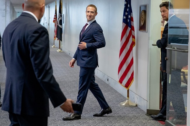 Τα 10 συνταρακτικά σκάνδαλα που ξεπέρασε ο Mark Zuckerberg