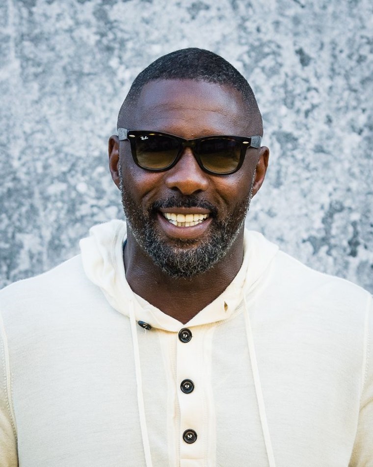 Ο Idris Elba μόλις απέδειξε γιατί τα wayfarers είναι τα Νο1 γυαλιά ηλίου