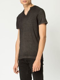 Η επιστροφή του V-neck στο αντρικό στυλ
