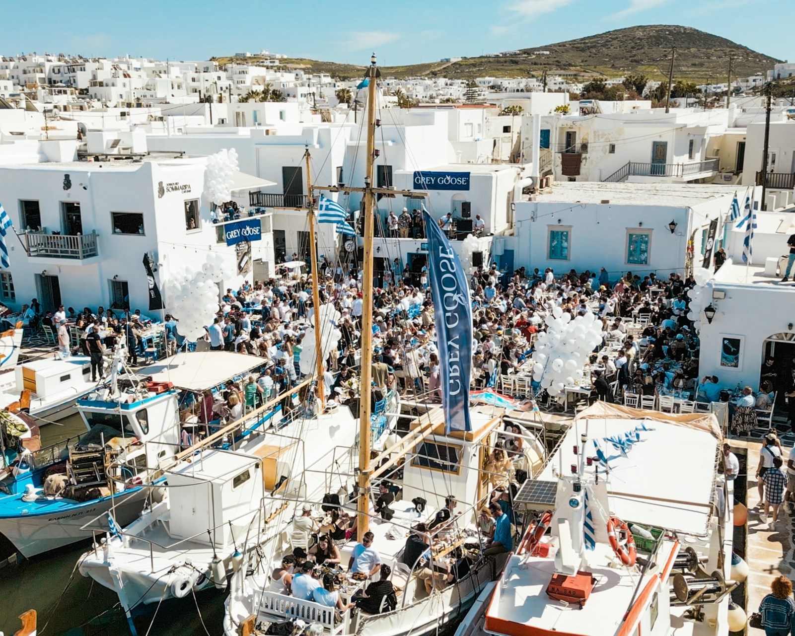 Γλέντι στο Λιμανάκι της Νάουσας-Η Πάρος γιόρτασε το Πάσχα με μουσική, χορό και Grey Goose Altius