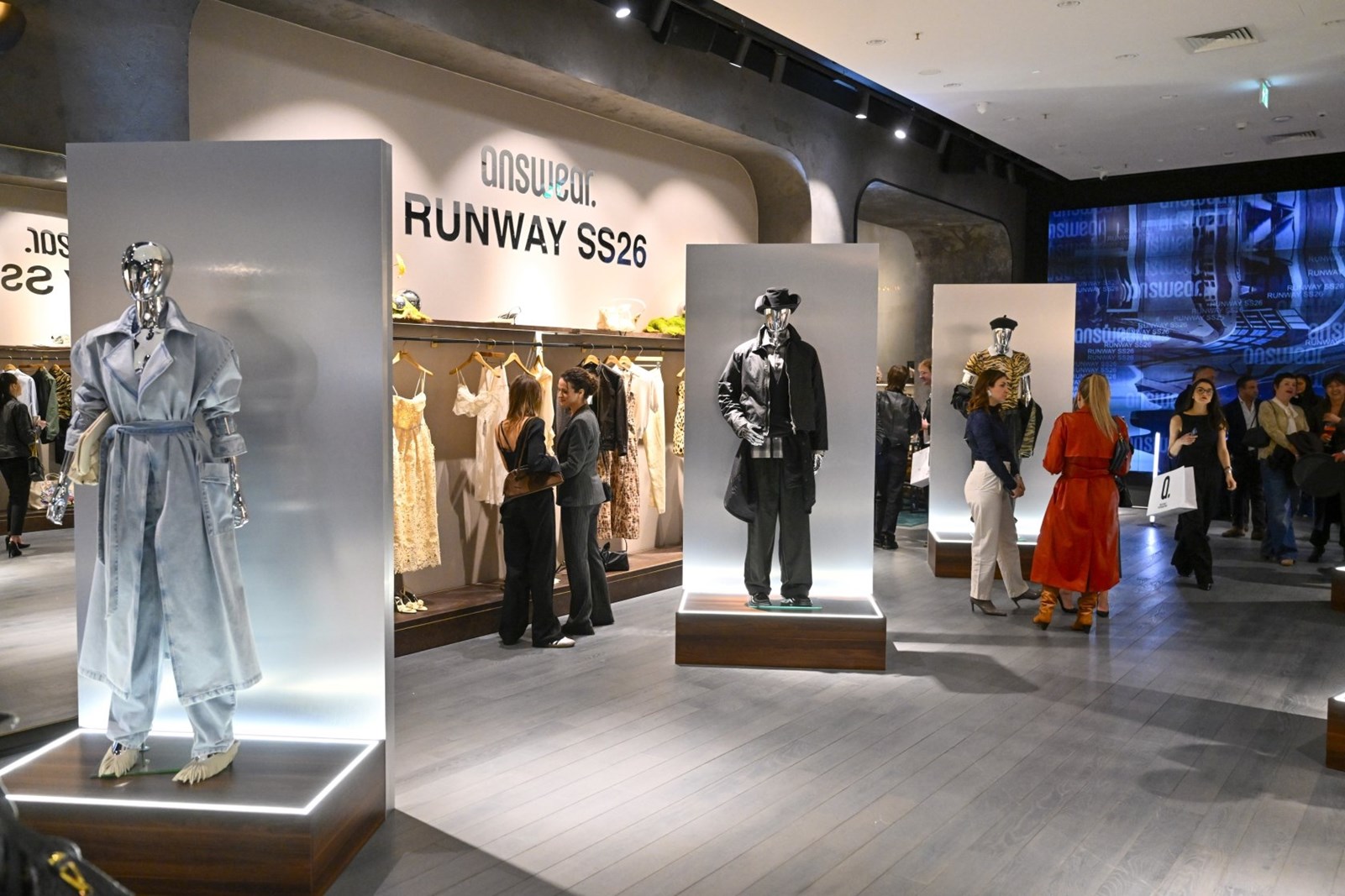 Η Answear περνά σε άλλη εποχή με το πρώτο της fashion show "Your Reflection"