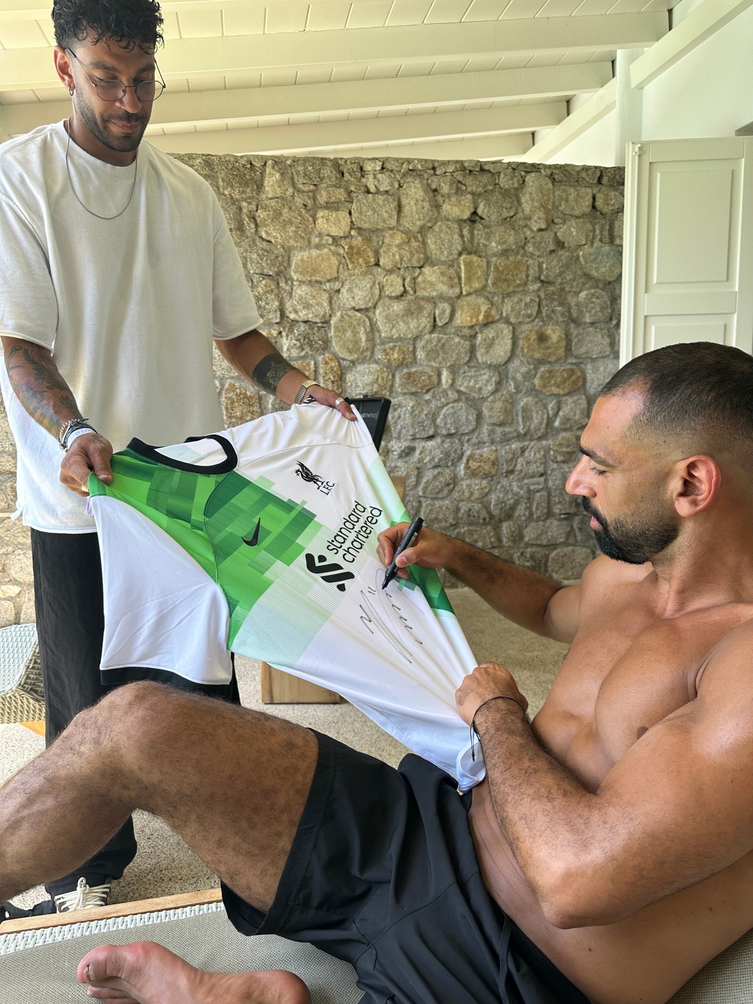 Ο Mo Salah υπογράφει τη φανέλα του στον Μόκκα.