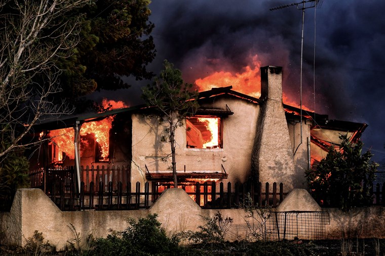 Οι εικόνες της καταστροφής μετά την πυρκαγιά στην ανατολική Αττική