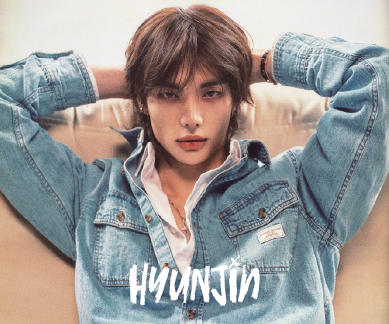 Ο Hyunjin ενώνει το K-fashion με το denim της Guess Jeans