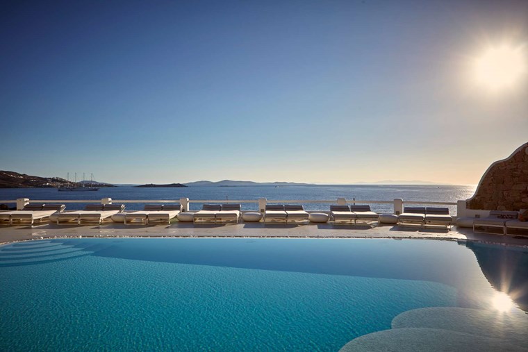 KOUROS HOTEL & SUITES