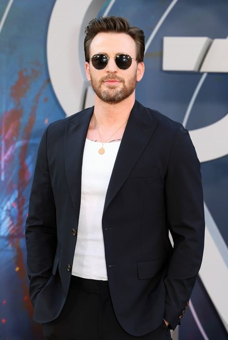 Ο Chris Evans 'ψηφίζει' κοστούμι με φανελάκι