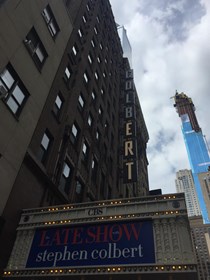 Ένα απόγευμα στο βραδινό show του Stephen Colbert