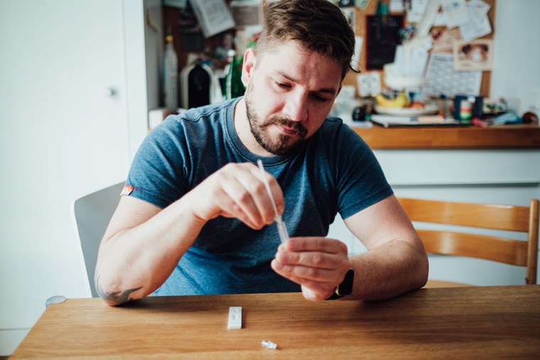 Ποιοι μπορούν να λείπουν από τη δουλειά με θετικό rapid test, χωρίς PCR