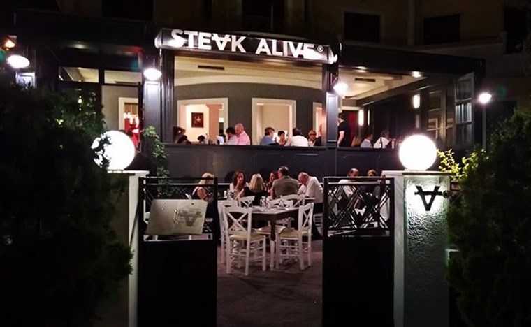 Κρέας υψηλής ποιότητας στην καταπράσινη αυλή του Steak Alive