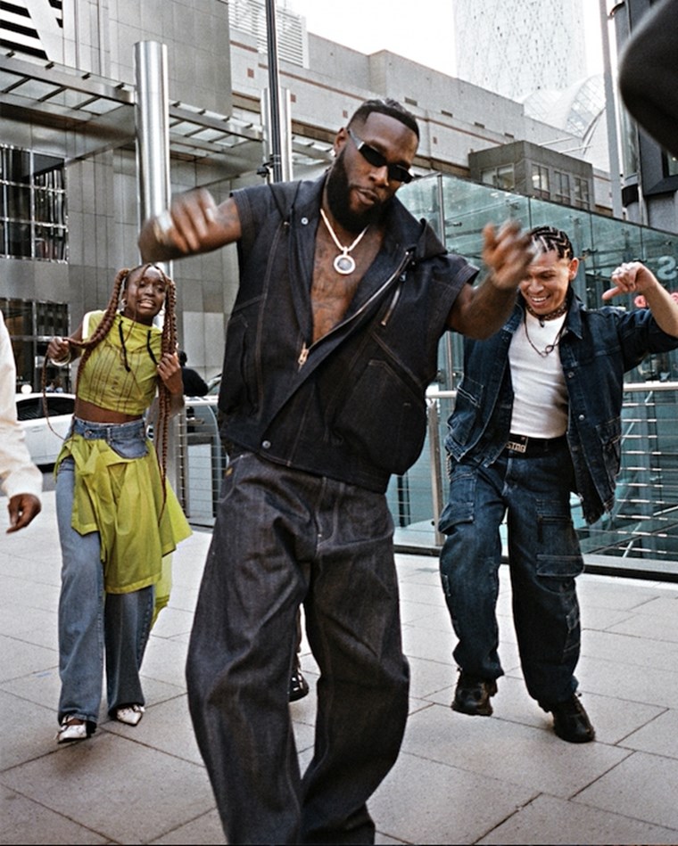 Ο Burna Boy είναι το νέο πρόσωπο της G-STAR