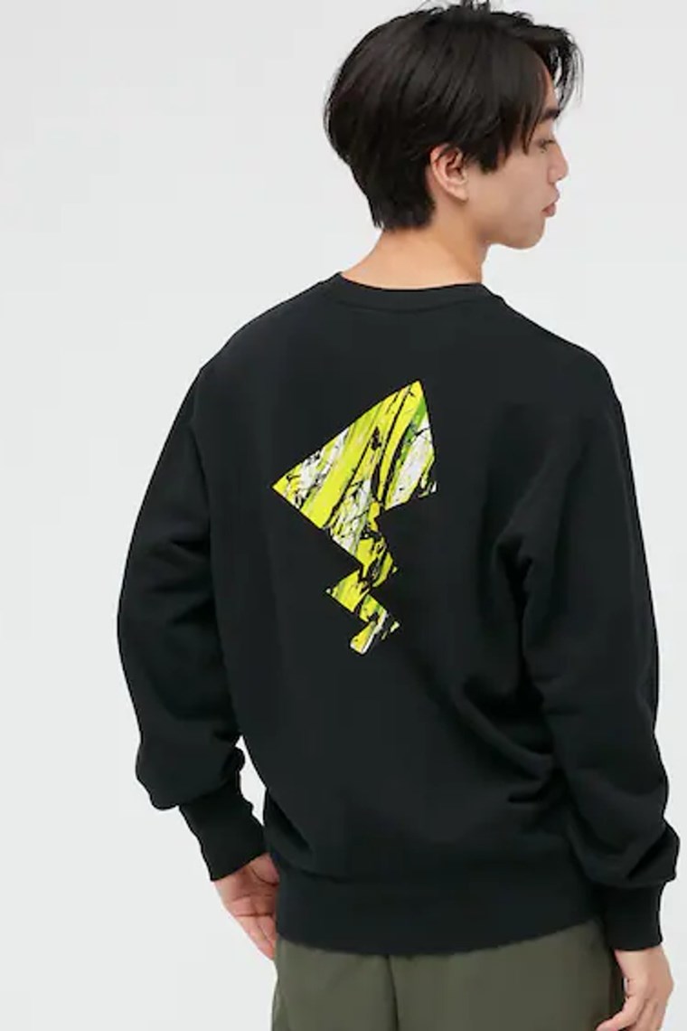 MODEL WEARING A UNIQLO SWEATER