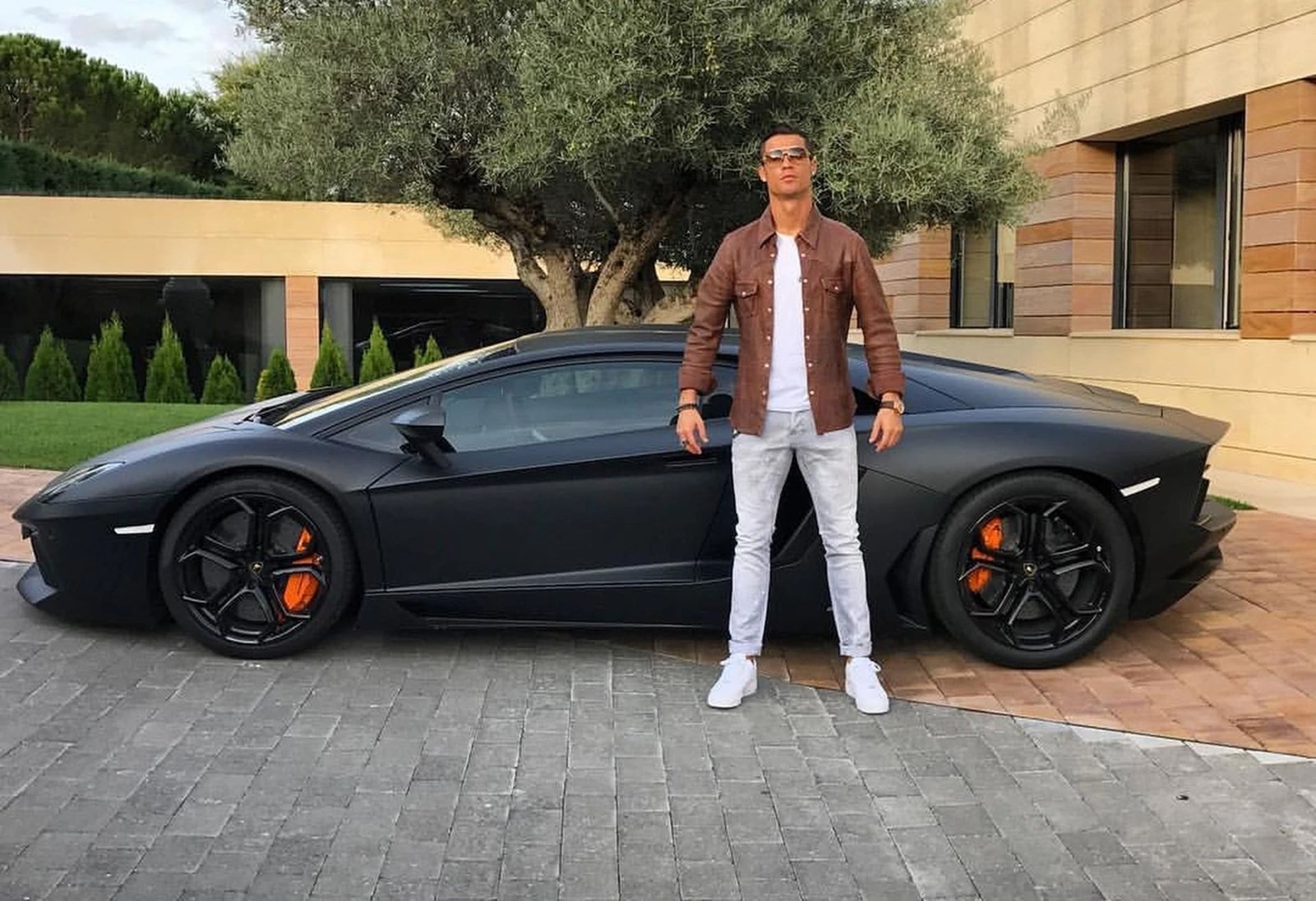 Ο σουπερ σταρ του ποδοσφαίρου με μία από τις πιο σπάνιες Bugatti στον κόσμο