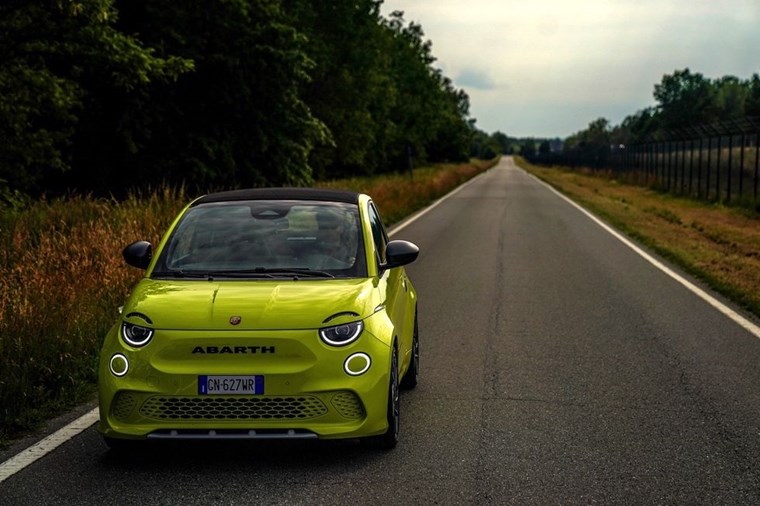 Το νέο ηλεκτρικό Abarth 500e είναι εξαιρετικό