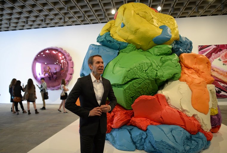 JEFF KOONS IN FRONT OF A SCULPTURE MADE BY HIM