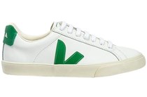 10 λευκά sneakers φέρνουν την άνοιξη