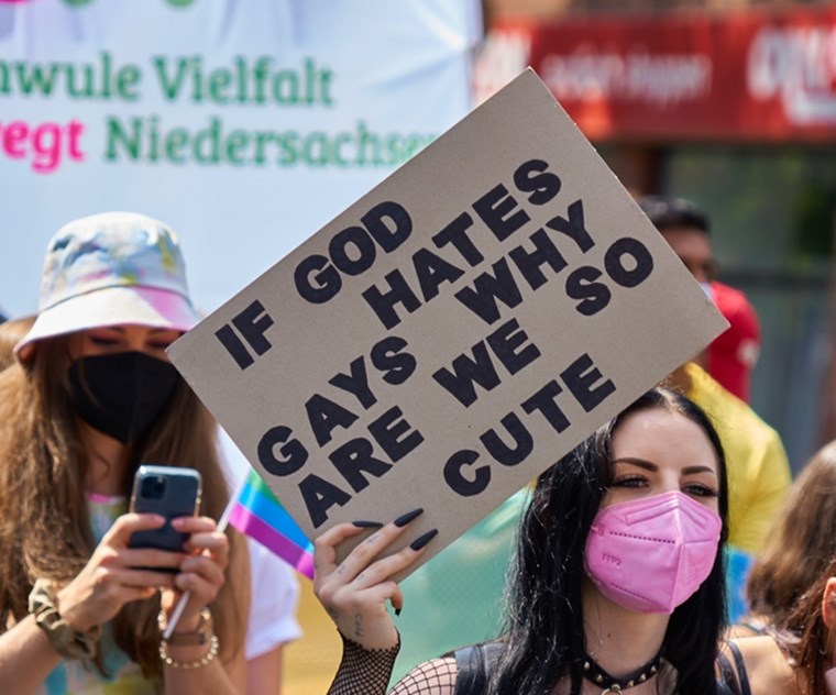 Η Meta έβγαλε χρήματα από το μίσος