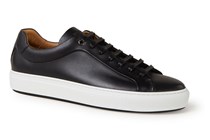 Με μαύρα sneakers από το πρωί μέχρι το βράδυ
