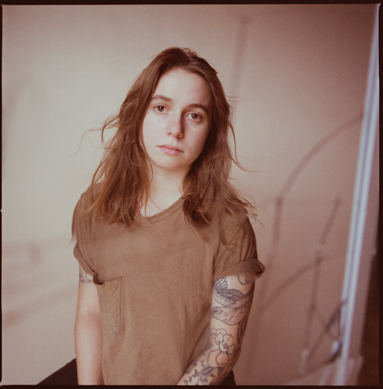 Η Julien Baker και η αιώνια λιακάδα ενός μουσικού μυαλού
