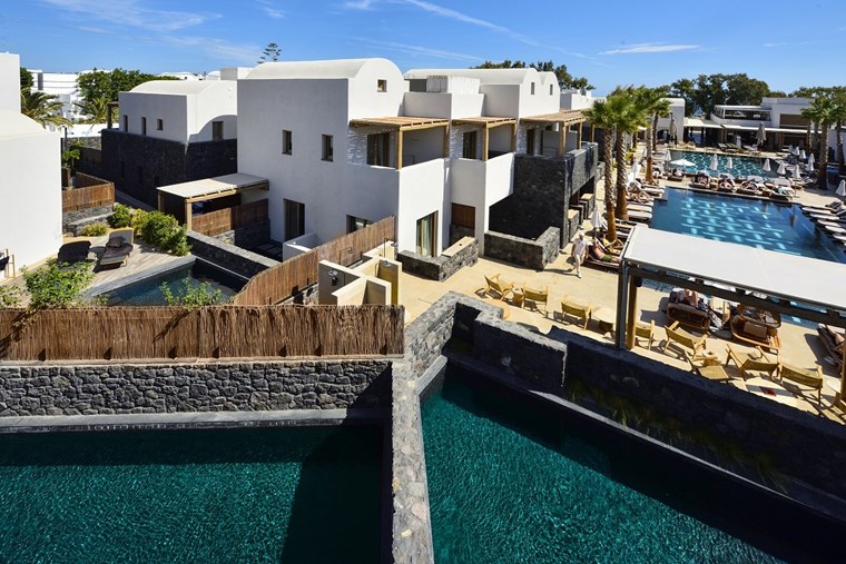 Το 5* Radisson Blu Zaffron στη Σαντορίνη άνοιξε τις πύλες του