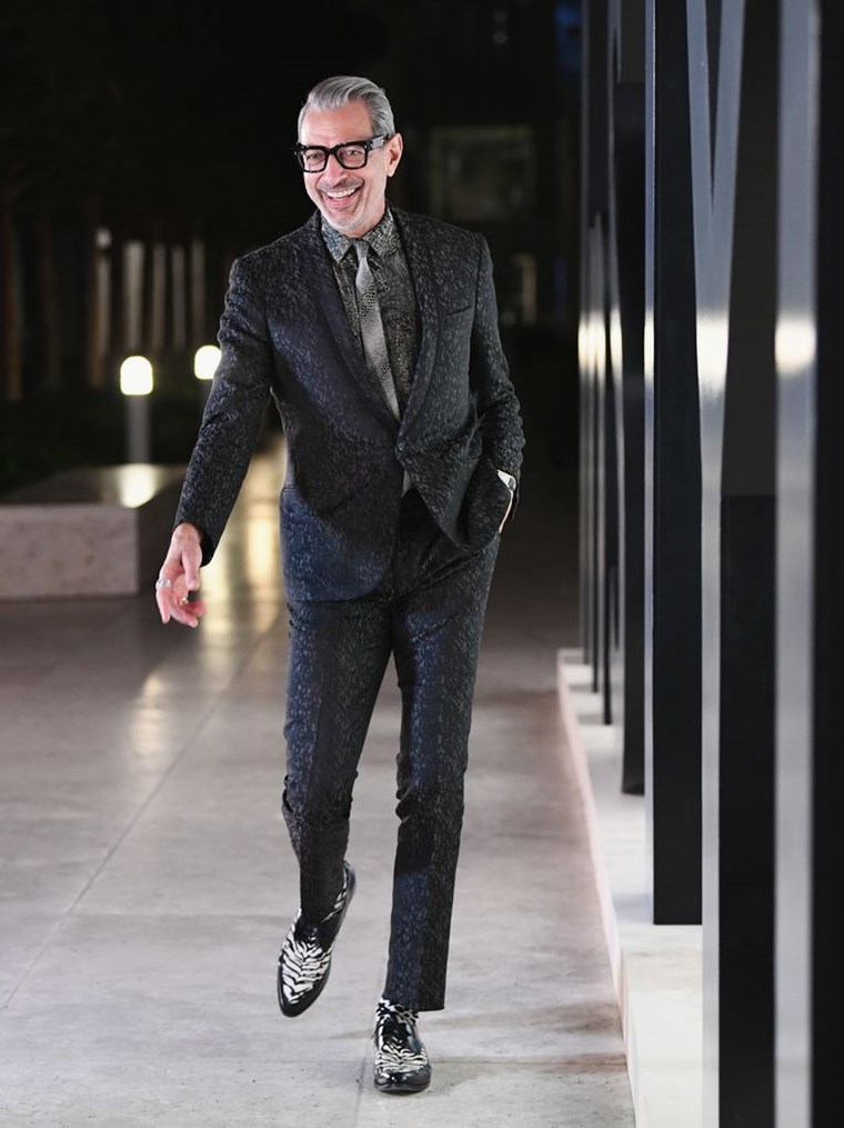 Ο Jeff Goldblum καταρρίπτει ξανά τους κατεξοχήν κανόνες του αντρικού στυλ