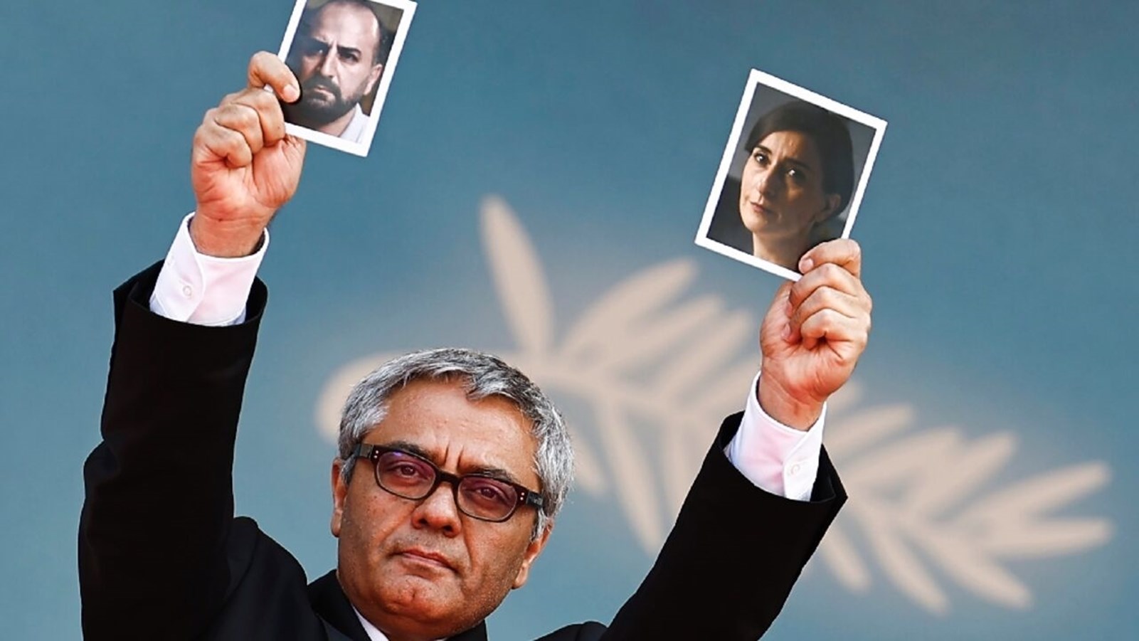 Ο Mohammad Rasoulof στην παγκόσμια πρεμιέρα της ταινίας του στις Κάννες, κρατώντας στα χέρια του τα πορτρέτα των δύο πρωταγωνιστών της, οι οποίοι βρίσκονται υπό περιορισμό στο Ιράν.