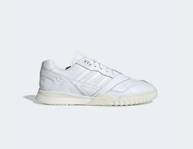 Η adidas λανσάρει 10 διαφορετικές εκδοχές λευκών sneakers