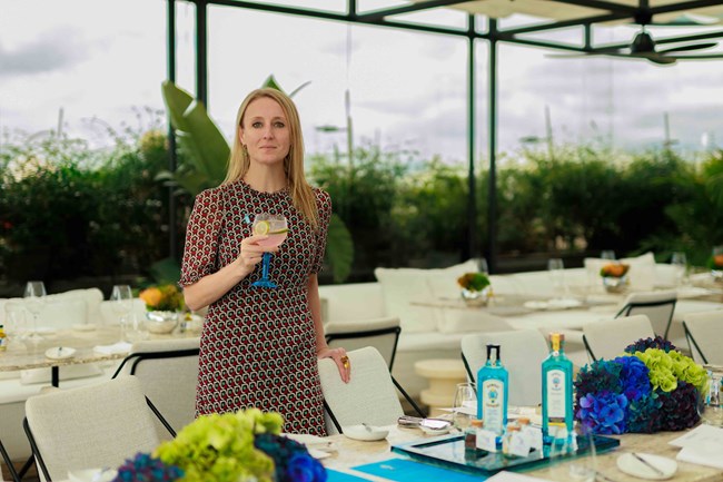 Dr. Anne Brock, η Σιδηρά Κυρία του Gin