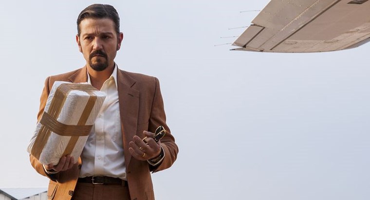 Αξίζει να δεις το Narcos: Mexico για τα σακάκια των πρωταγωνιστών του