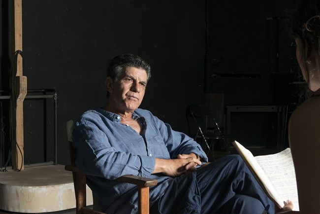 Ο Γιάννης Μπέζος είναι αλλού