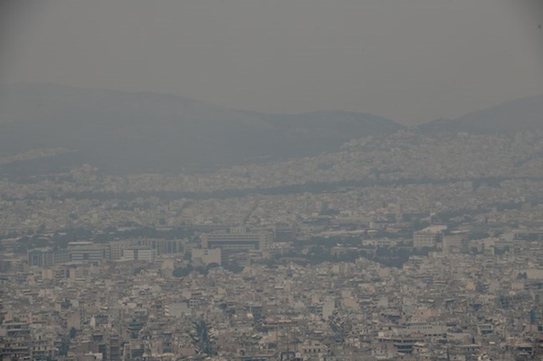 Στις φλόγες η Κορινθία, σκεπασμένη από καπνό η Αθήνα