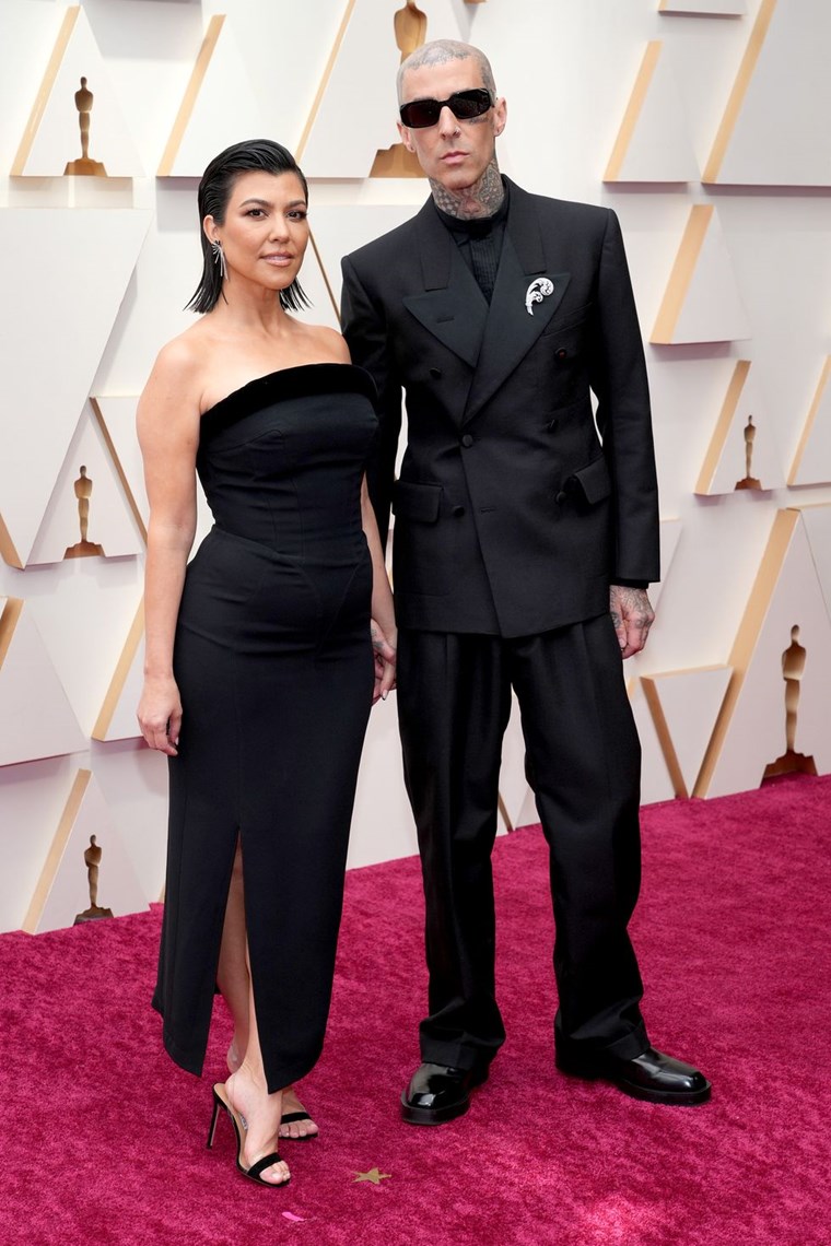 KOURTNEY KARDASHIAN & TRAVIS BARKER