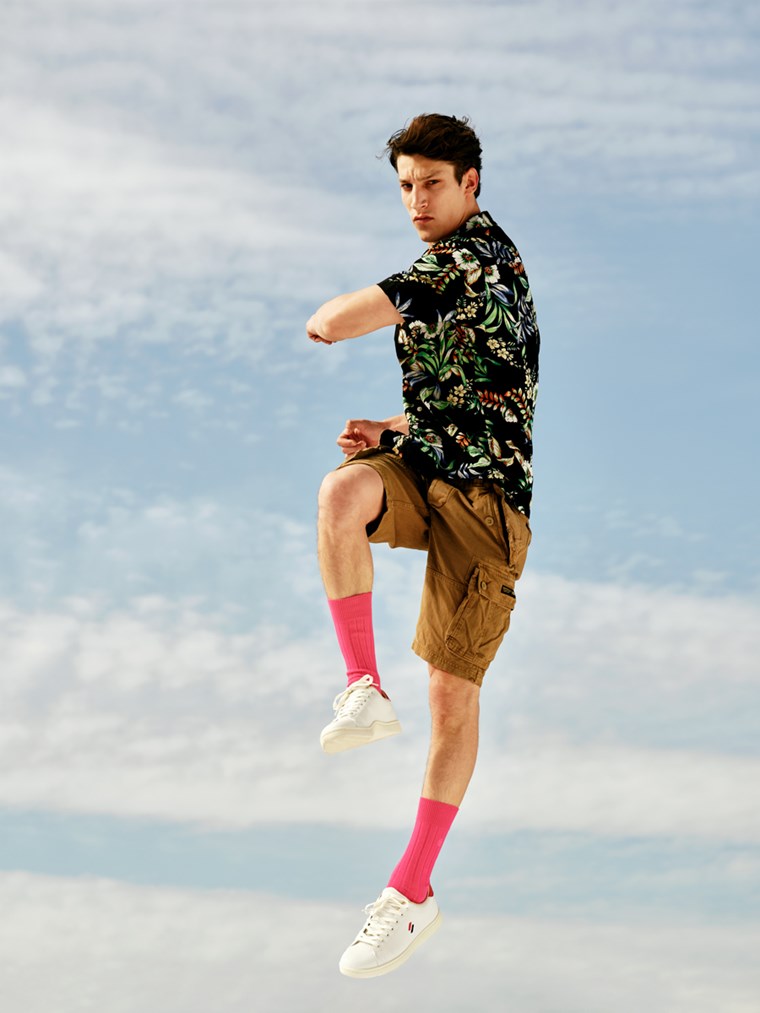 Η νέα συλλογή της Superdry με φόντο το γαλάζιο του Αττικού Ουρανού