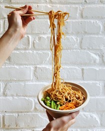 Η μυστική σάλτσα που κάνει το κινέζικο street food τόσο νόστιμο