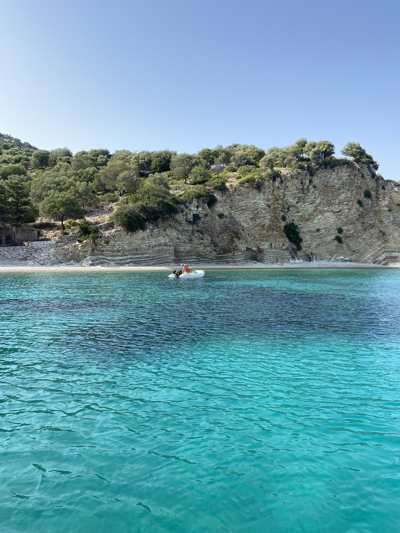 Ξεκαλοκαιριάζαμε στον Καστό και σε αυτό το μπαρ-έκπληξη