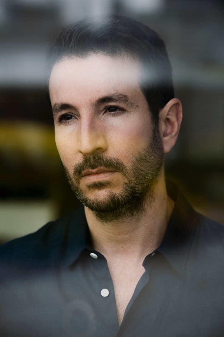 Alex Michaelides, πώς είναι να είσαι o #1 συγγραφέας στα best sellers των New York Times;