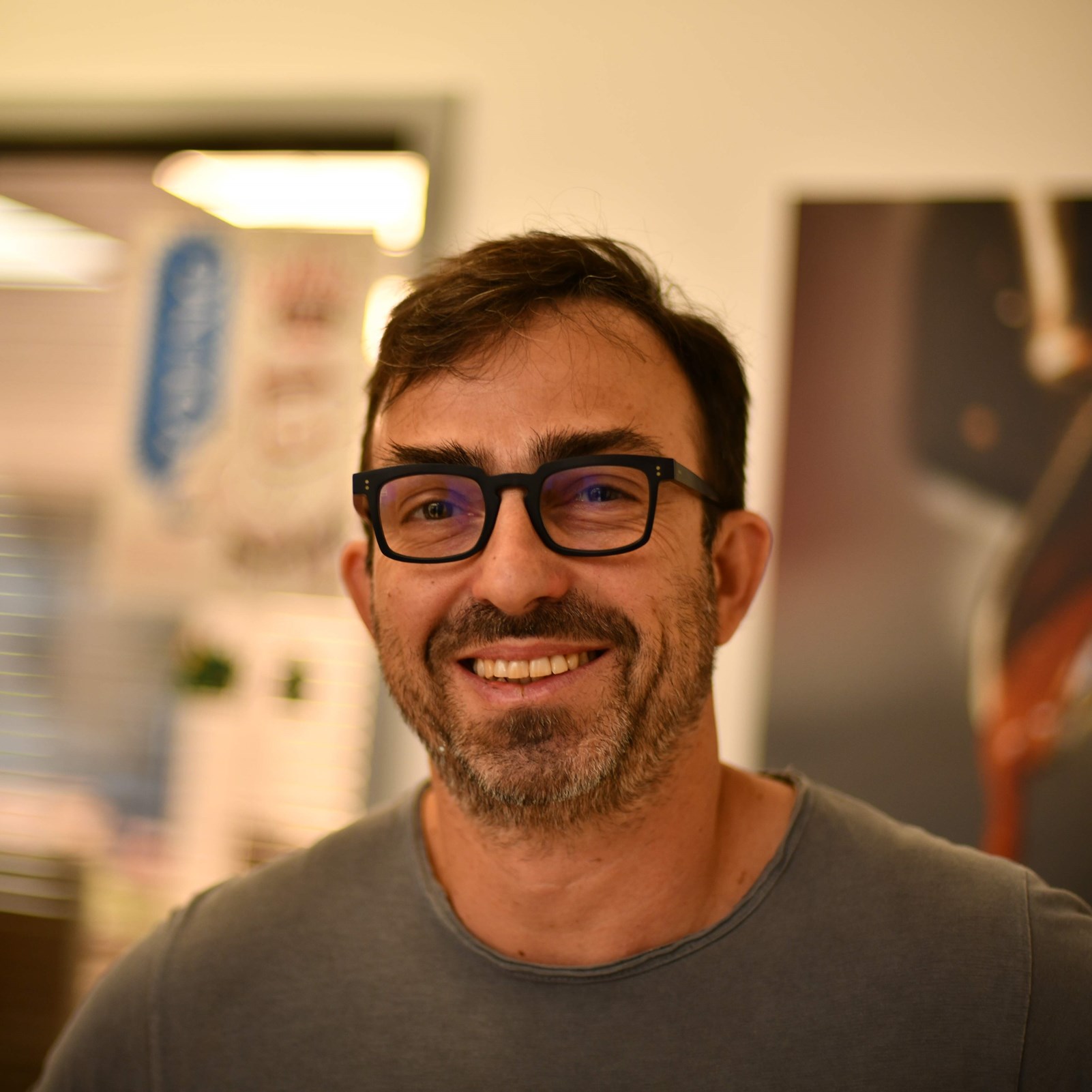 O Κώστας Καλαφατάς μεγάλωσε σε σακιά πράσινου καφέ και μυρωδιές από φρεσκοκαβουρδισμένους κόκκους