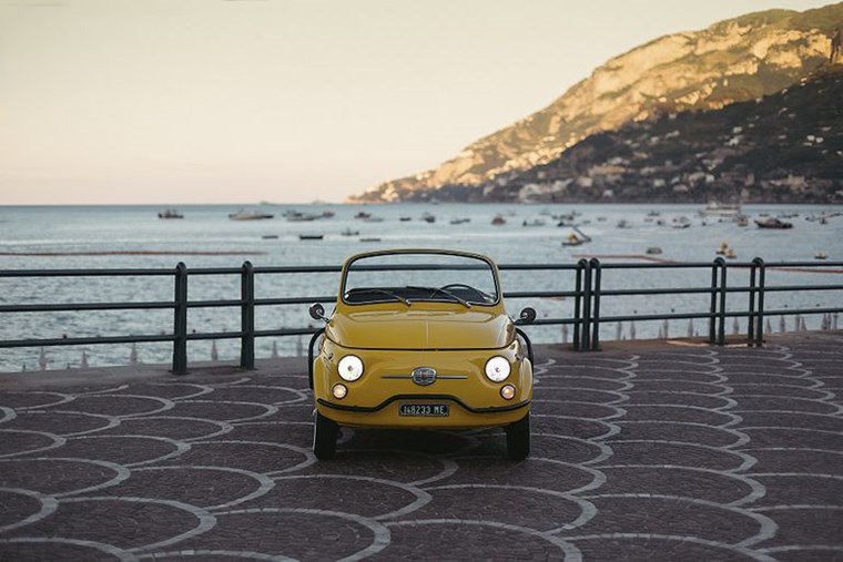 Ο γύρος της Ιταλίας με ένα σπάνιο ηλεκτρικό Fiat 500