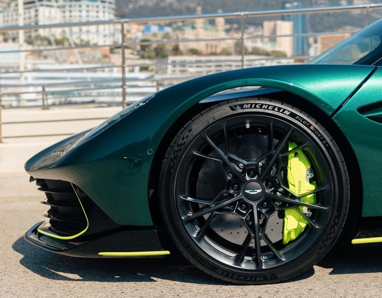 Τσιτσιπάς Aston Martin Valhalla