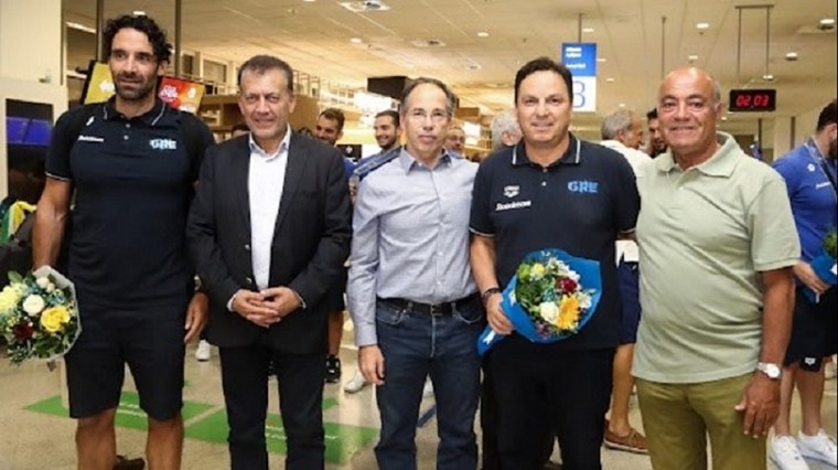 H αποθέωση της Εθνικής Ομάδας πόλο στο αεροδρόμιο ήταν δίκαιη και έγινε πράξη