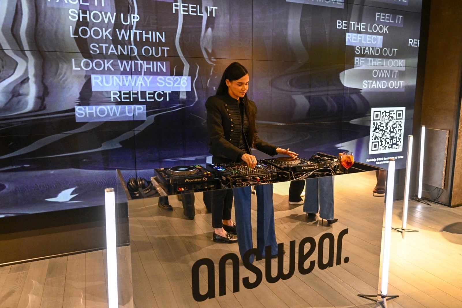 Η Answear περνά σε άλλη εποχή με το πρώτο της fashion show